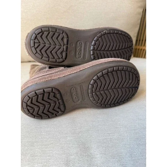 Crocs Berryesa Pull On Boots Brown Suede Leather Mid Calf Women’s W7 Lightweight - Picture 3 of 5